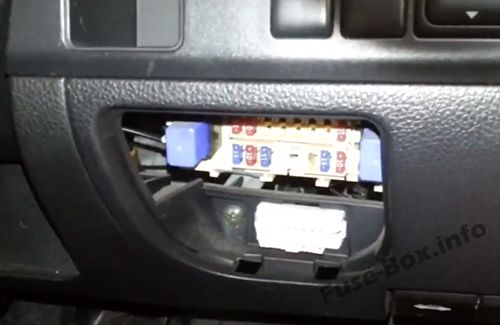 Расположение предохранителей в салоне: Nissan Note 2004-2013 гг.