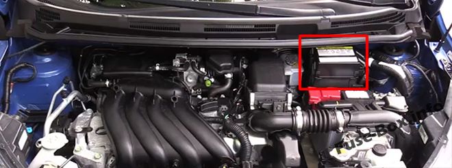 Расположение предохранителей в моторном отсеке: Nissan Versa Note / Note (2013-2018)
