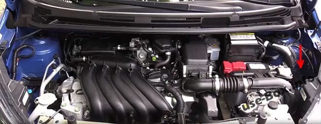 Расположение предохранителей в моторном отсеке: Nissan Versa Note / Note (2013-2018)