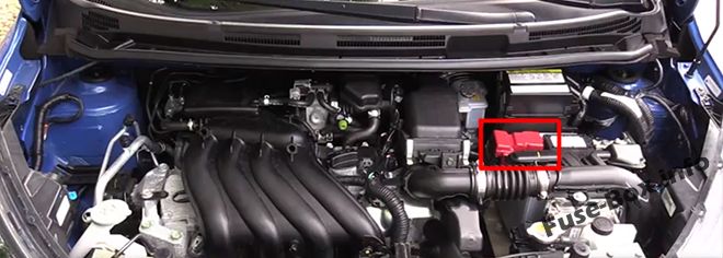 Расположение блока плавкой вставки: Nissan Versa Note / Note (2013-2018)