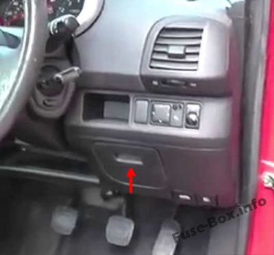 Расположение предохранителей в салоне: Nissan Micra / март (2003-2010)
