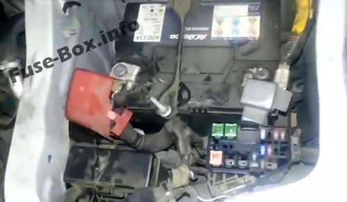 Дополнительный блок предохранителей в моторном отсеке (расположение): Toyota HiAce (2005-2013)