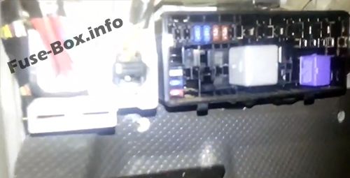 Блок реле в салоне: Toyota HiAce (2005-2013)