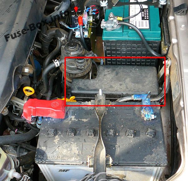 Расположение предохранителей в моторном отсеке: Toyota Hilux 2004-2015 гг.