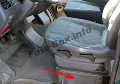 Блок предохранителей под сиденьем водителя (местонахождение): Mercedes-Benz Vito (1996-2003)