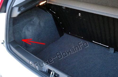 Расположение предохранителей в багажнике: Fiat Punto (2014, 2015, 2016, 2017, 2018, 2019)