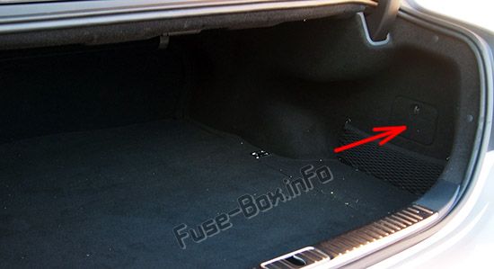Расположение предохранителей в багажнике: KIA K900 (2015-2018)