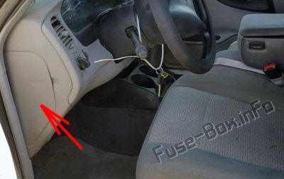 Расположение предохранителей в салоне: Mazda B2300 / B3000 / B4000 (2002, 2003)