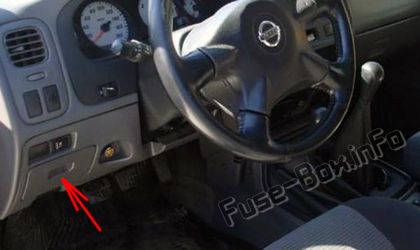 Расположение предохранителей в салоне: Nissan Navara 1997-2004 гг.