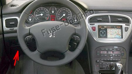 Расположение предохранителей в салоне (LHD): Peugeot 607 (2000-2010)