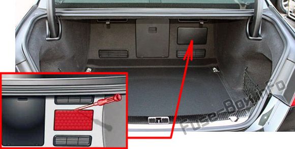 Audi A8 / S8 (D4 / 4H; 2011, 2012, 2013, 2014, 2015, 2016, 2017) Расположение блока предохранителей Расположение предохранителей в багажнике: Audi A8 / S8 (D4 / 4H; 2011, 2012, 2013, 2014, 2015, 2016, 2017)