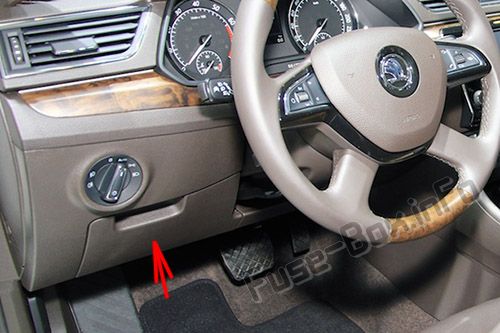 Расположение предохранителей в салоне (LHD): Skoda Superb (2015-2019)