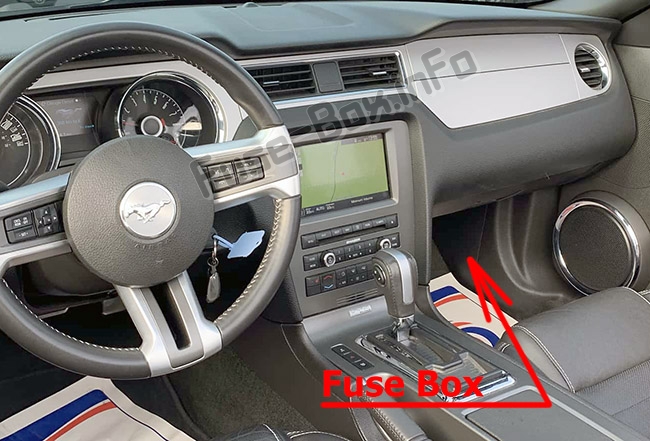 Расположение предохранителей в салоне: Ford Mustang (2010-2014 гг.)