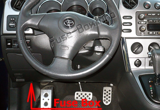 Расположение предохранителей в салоне: Toyota Matrix (E130; 2003-2009)
